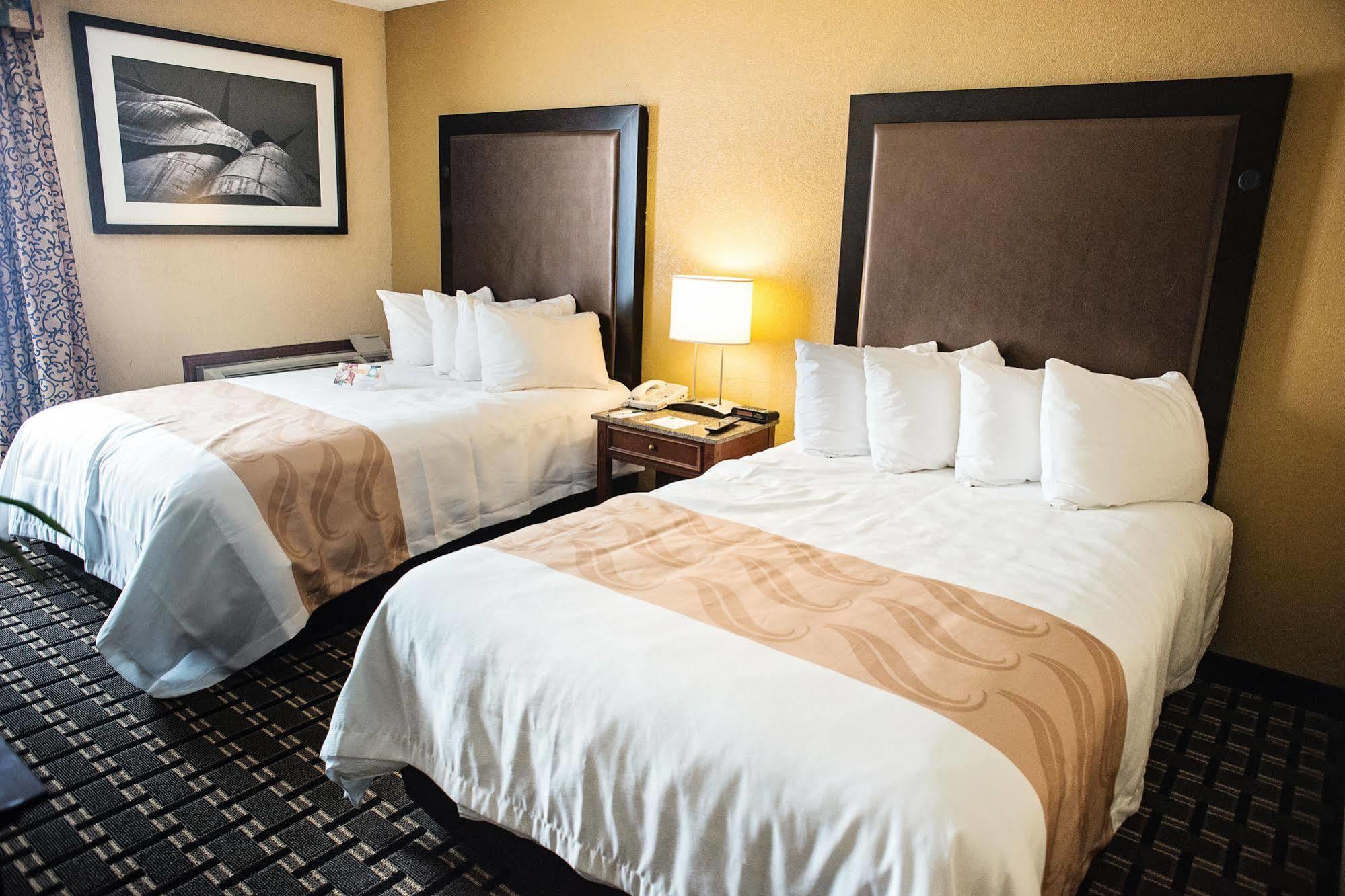 Quality Inn New Kensington Экстерьер фото